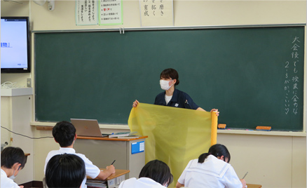 A general learning class at a local junior high school (understanding local industries)